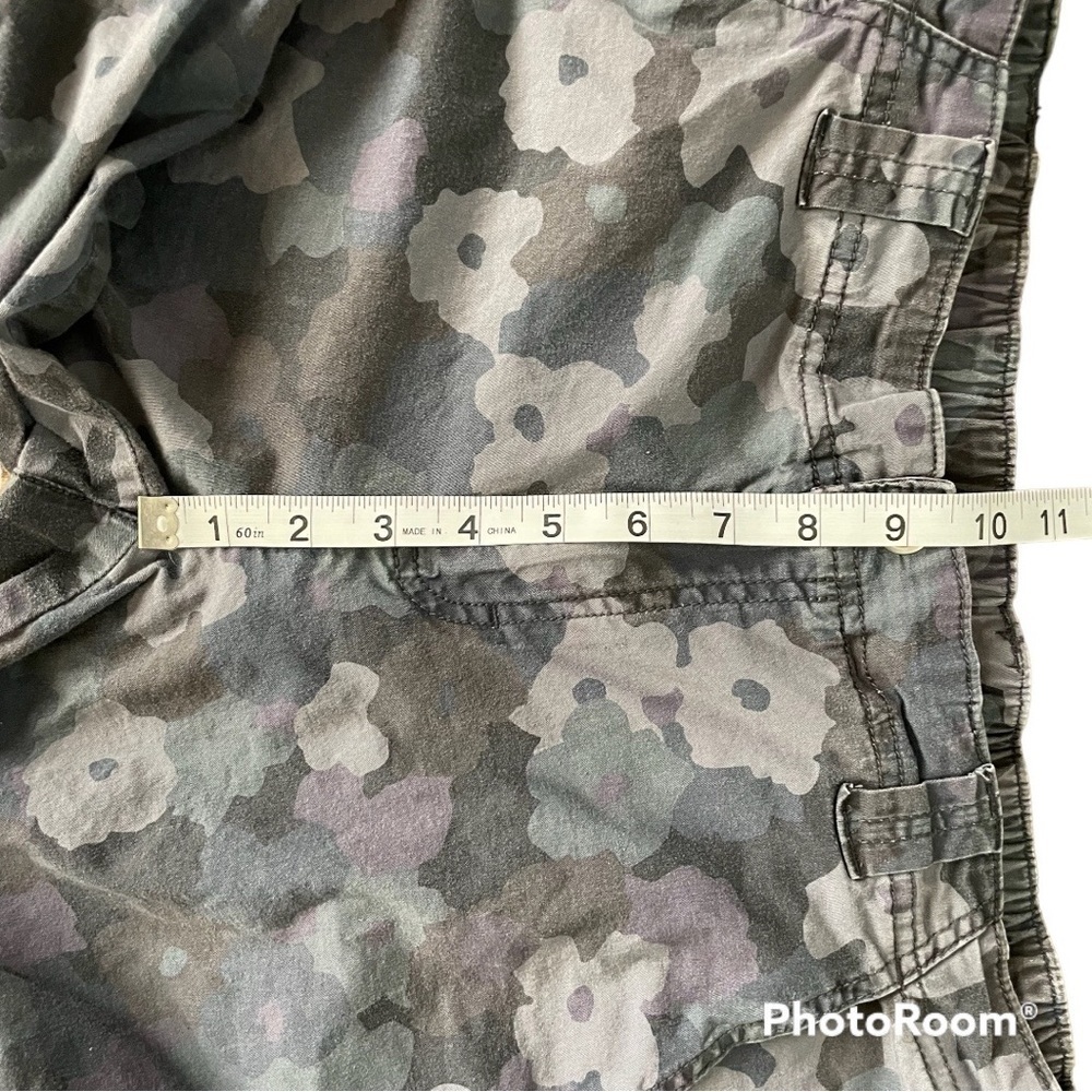 Lucy floral camo shorts sz large - Picture 8 of 10